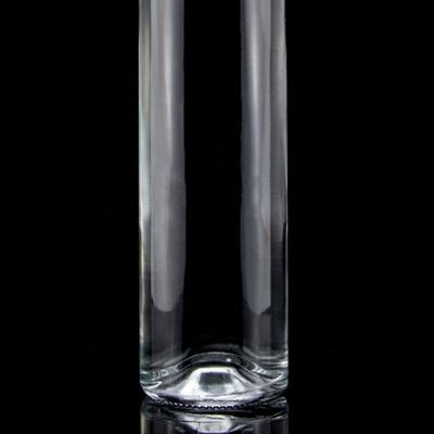 Esquisito design Vodka Liquor Bottiglia di vetro 750ml Bottiglia di vetro trasparente con tappo a vite