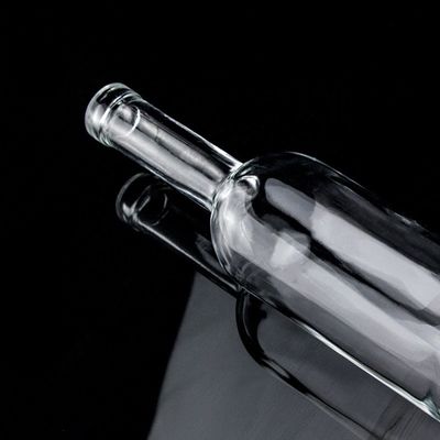 Esquisito design Vodka Liquor Bottiglia di vetro 750ml Bottiglia di vetro trasparente con tappo a vite