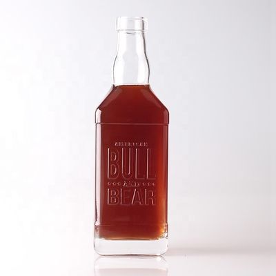 Materiale del colletto Vetro 500ml 700ml Bottiglia trasparente in rilievo per whisky rum gin brandy