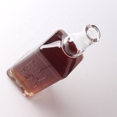 Materiale del colletto Vetro 500ml 700ml Bottiglia trasparente in rilievo per whisky rum gin brandy