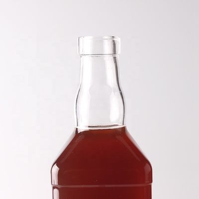 Materiale del colletto Vetro 500ml 700ml Bottiglia trasparente in rilievo per whisky rum gin brandy