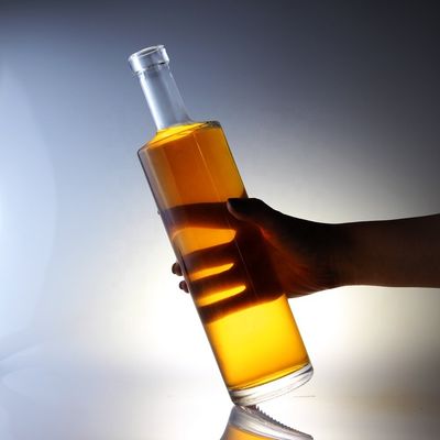 Bottiglia in vetro da 750 ml di vodka con sughero e forma cilindrica unica in un design unico