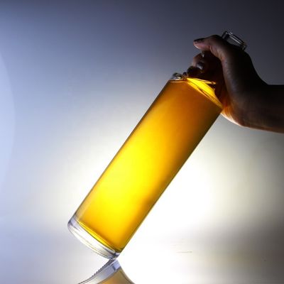 Bottiglia in vetro da 750 ml di vodka con sughero e forma cilindrica unica in un design unico