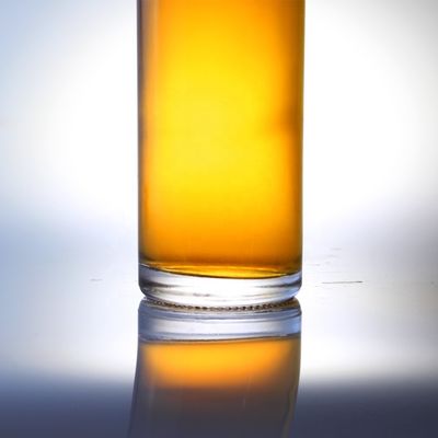 Bottiglia in vetro da 750 ml di vodka con sughero e forma cilindrica unica in un design unico