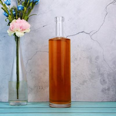 Bottiglia in vetro da 750 ml di vodka con sughero e forma cilindrica unica in un design unico