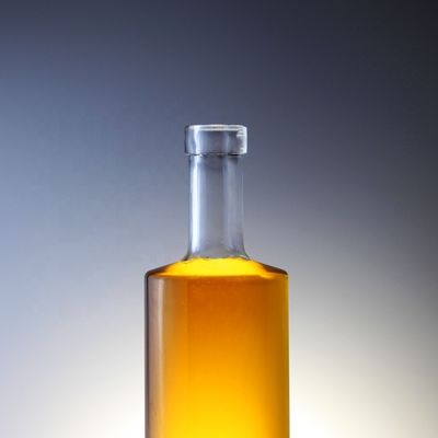 Bottiglia in vetro da 750 ml di vodka con sughero e forma cilindrica unica in un design unico