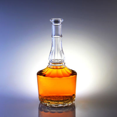 Bottiglia di vetro da 500 ml con sughero per whisky vodka liquori inciso in un design a collo lungo