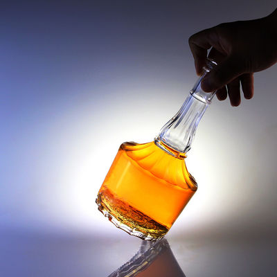 Bottiglia di vetro da 500 ml con sughero per whisky vodka liquori inciso in un design a collo lungo