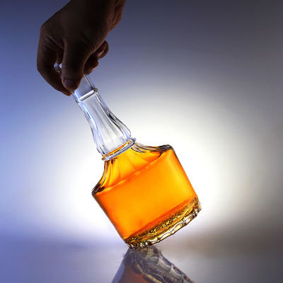 Bottiglia di vetro da 500 ml con sughero per whisky vodka liquori inciso in un design a collo lungo