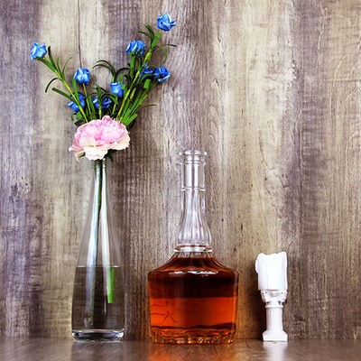 Bottiglia di vetro da 500 ml con sughero per whisky vodka liquori inciso in un design a collo lungo
