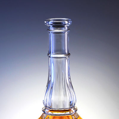 Bottiglia di vetro da 500 ml con sughero per whisky vodka liquori inciso in un design a collo lungo