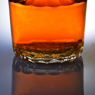 Bottiglia di vetro da 500 ml con sughero per whisky vodka liquori inciso in un design a collo lungo