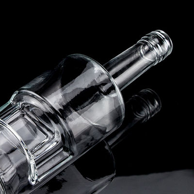 Materiale del colletto Bottiglia di vodka di vetro 500ml700ml per l'industria della produzione di liquori