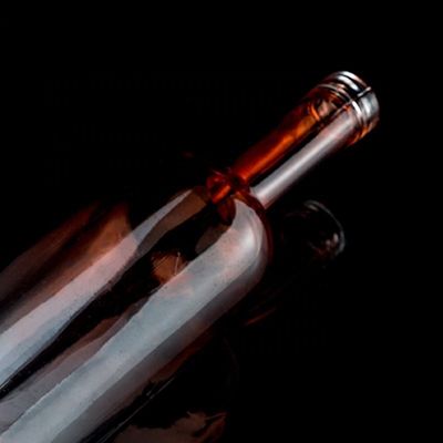 Rivestimento di colore rosso 750 ml bottiglia di tequila in vetro con design unico e sughero