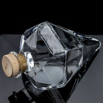 Logo personalizzato incisione trasparente design unico forma bottiglia di gin di vetro con sughero