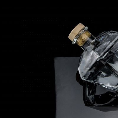 Logo personalizzato incisione trasparente design unico forma bottiglia di gin di vetro con sughero