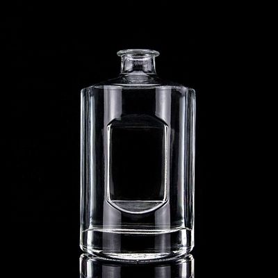 Bottiglia in vetro di vodka a forma personalizzata da 750 ml con tappo di sughero e finitura chiara a rotondo