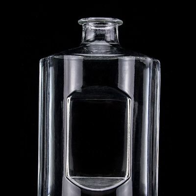 Bottiglia in vetro di vodka a forma personalizzata da 750 ml con tappo di sughero e finitura chiara a rotondo