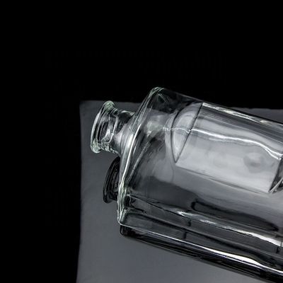 Bottiglia in vetro di vodka a forma personalizzata da 750 ml con tappo di sughero e finitura chiara a rotondo