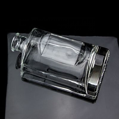 Bottiglia in vetro di vodka a forma personalizzata da 750 ml con tappo di sughero e finitura chiara a rotondo