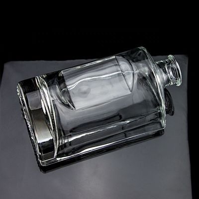 Bottiglia in vetro di vodka a forma personalizzata da 750 ml con tappo di sughero e finitura chiara a rotondo