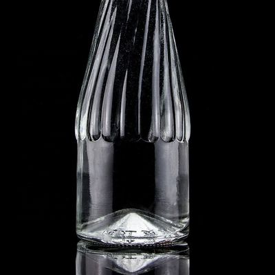 Materiale del corpo in vetro 500ml 700ml Bottiglia di vino di whisky con design unico in fondo sollevato