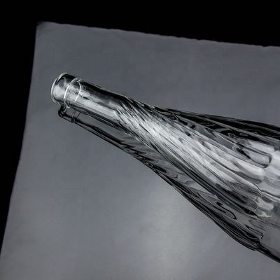 Materiale del corpo in vetro 500ml 700ml Bottiglia di vino di whisky con design unico in fondo sollevato