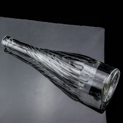 Materiale del corpo in vetro 500ml 700ml Bottiglia di vino di whisky con design unico in fondo sollevato
