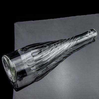 Materiale del corpo in vetro 500ml 700ml Bottiglia di vino di whisky con design unico in fondo sollevato