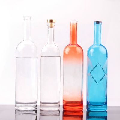 Bottiglia di vodka in vetro a forma rotonda da 750 ml con tappo di sughero e manovra di superficie personalizzata