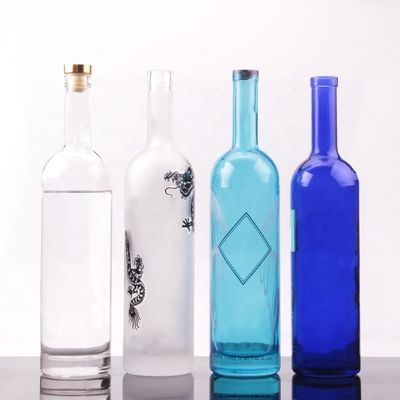 Bottiglia di vodka in vetro a forma rotonda da 750 ml con tappo di sughero e manovra di superficie personalizzata