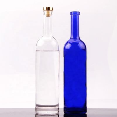 Bottiglia di vodka in vetro a forma rotonda da 750 ml con tappo di sughero e manovra di superficie personalizzata