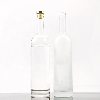 Bottiglia di vodka in vetro a forma rotonda da 750 ml con tappo di sughero e manovra di superficie personalizzata