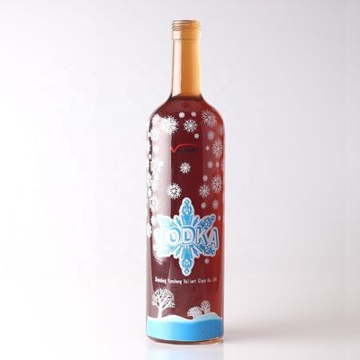 Bottiglia di vodka in vetro a forma rotonda da 750 ml con tappo di sughero e manovra di superficie personalizzata