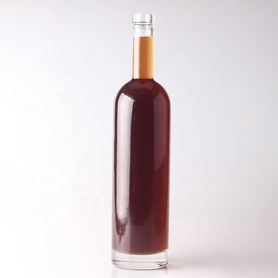 Bottiglia di vodka in vetro a forma rotonda da 750 ml con tappo di sughero e manovra di superficie personalizzata