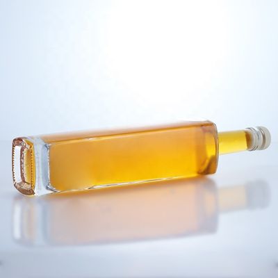 Bottiglia di vetro di liquore a forma rotonda di 700 ml con logo personalizzato e finitura a sughero