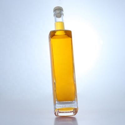 Bottiglia di vetro di liquore a forma rotonda di 700 ml con logo personalizzato e finitura a sughero