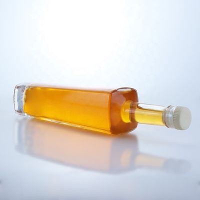 Bottiglia di vetro di liquore a forma rotonda di 700 ml con logo personalizzato e finitura a sughero