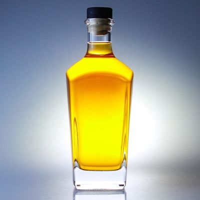 Bottiglia di gin quadrata da 700 ml con finitura in sughero e fondo spessa in vetro extra di pietra