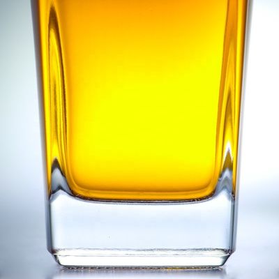 Bottiglia di gin quadrata da 700 ml con finitura in sughero e fondo spessa in vetro extra di pietra