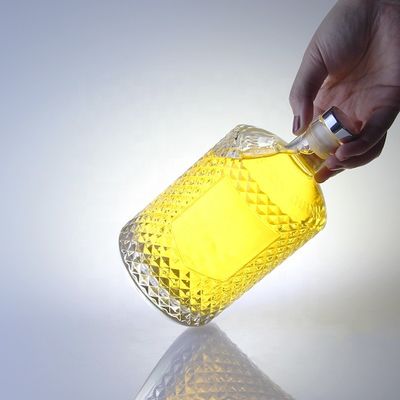 Bottiglia di gin di 700 ml con colletto di vetro e chiusura incisa