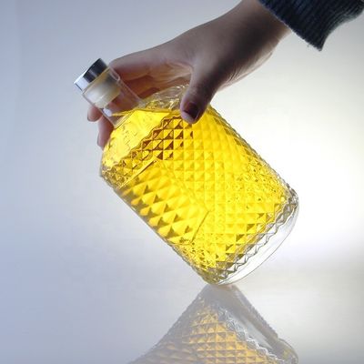 Bottiglia di gin di 700 ml con colletto di vetro e chiusura incisa