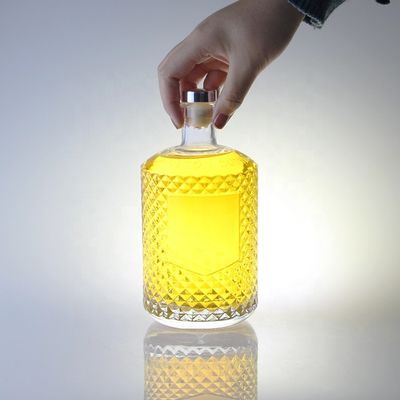 Bottiglia di gin di 700 ml con colletto di vetro e chiusura incisa