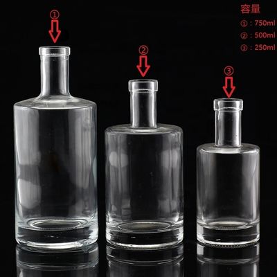 Vodka industriale Bottiglia di vetro trasparente con collo corto e corpo grasso 500 ml 750 ml