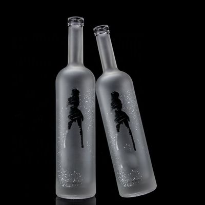 Bottiglia di vodka in vetro da 750 ml a 500 ml con disegno e materiale di base congelati