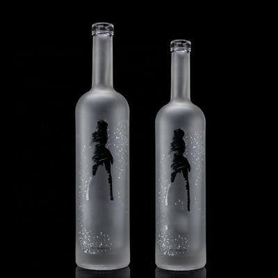 Bottiglia di vodka in vetro da 750 ml a 500 ml con disegno e materiale di base congelati
