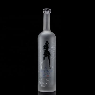 Bottiglia di vodka in vetro da 750 ml a 500 ml con disegno e materiale di base congelati