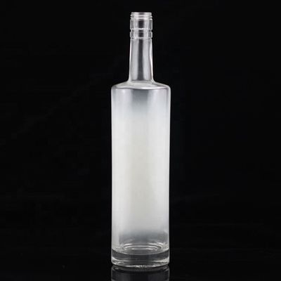 Bottiglia di vodka in vetro da 750 ml a 500 ml con disegno e materiale di base congelati