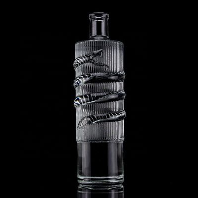 Logo personalizzato Chiara 750ml Bar Top Emossed Snake Disegno Bottiglia di vetro per cilindro di vodka