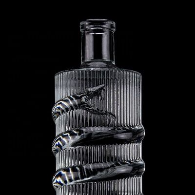Logo personalizzato Chiara 750ml Bar Top Emossed Snake Disegno Bottiglia di vetro per cilindro di vodka